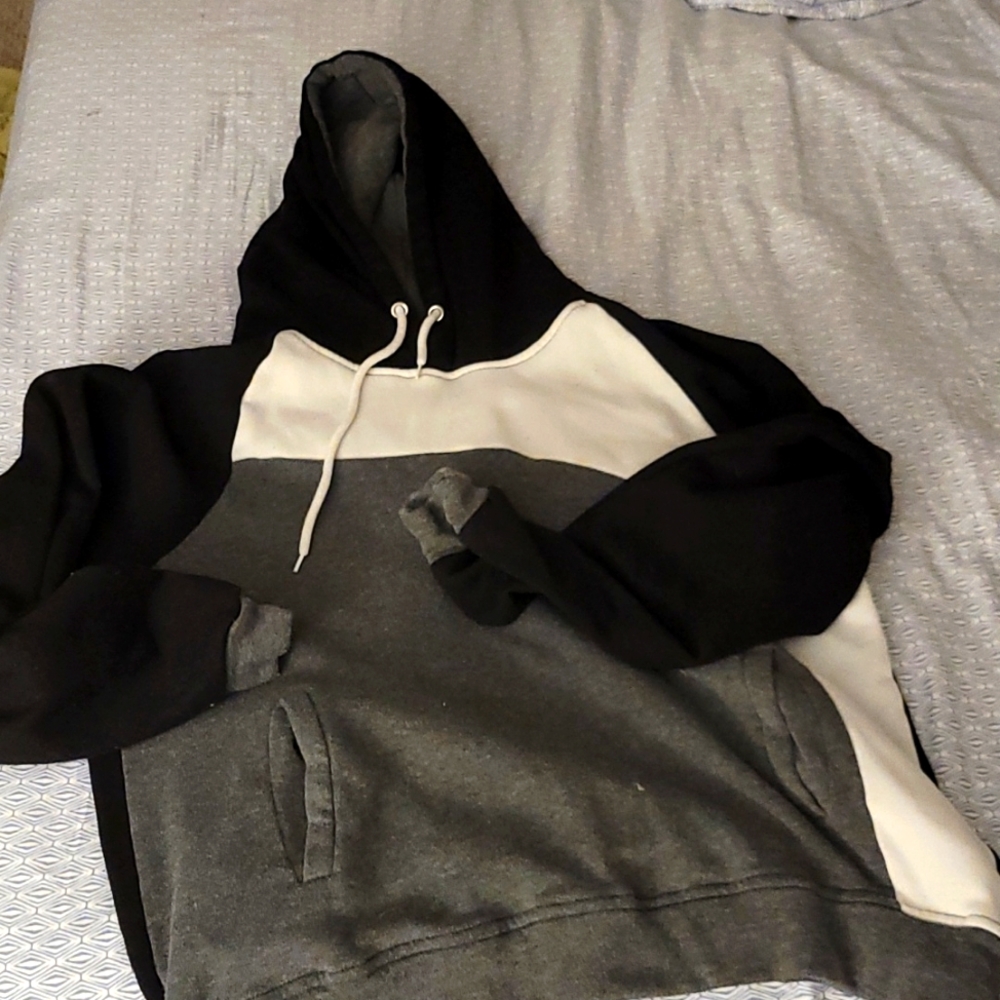 Modern fleece hoodie with pockets